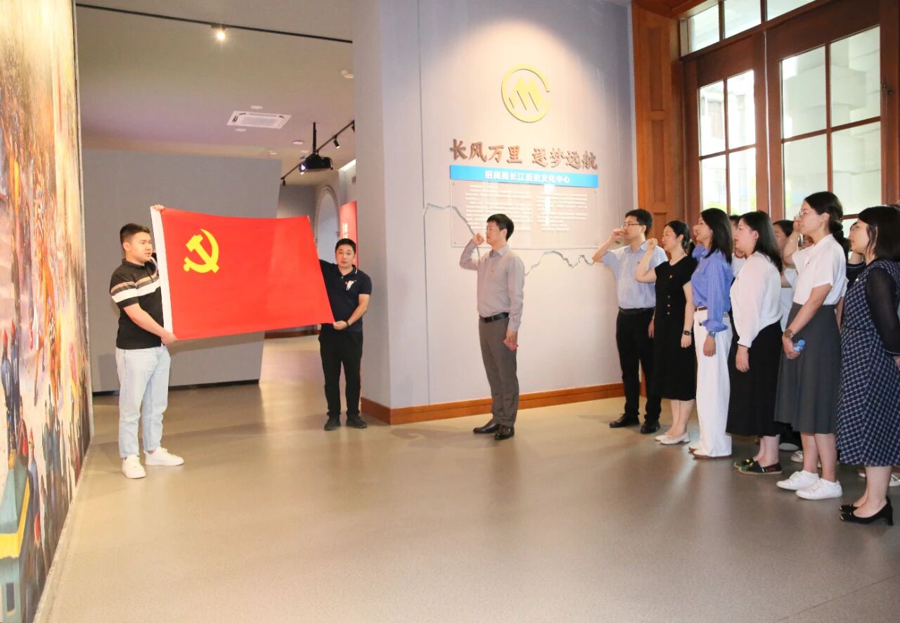 人福醫(yī)藥組織黨員代表赴招商局長江歷史文化中心開展主題黨日活動